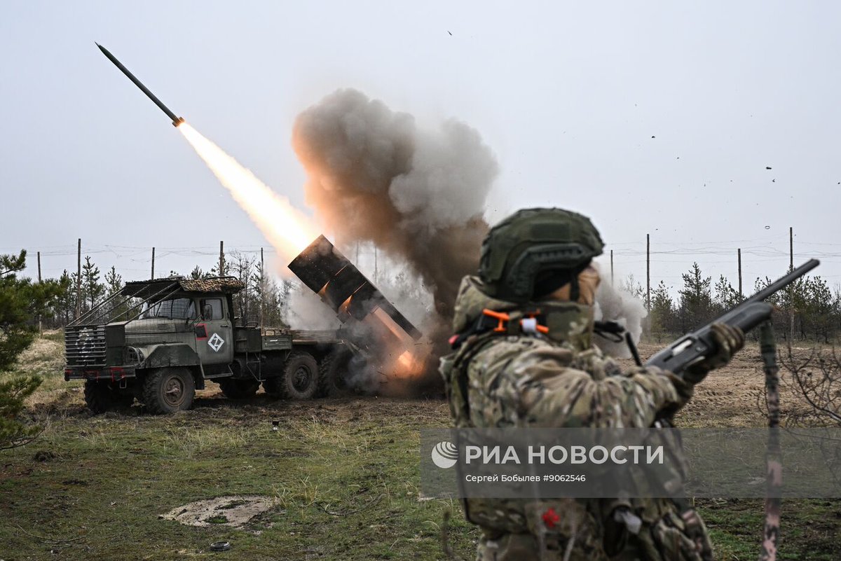 TheGreyPatriot_'s tweet photo. ๐ท๐บ Today's work of 9K55 "Grad-1" unit from 83rd Self-Propelled Artillery Regiment in 25th Combined Arms Army in Krasnolymansk direction.
Part 2 of 3
#Russia #Russian #Russians #Today #SVO #Military #Army #Grad1 #MLRS #Rocket #Missile #Launcher #Tactical #Z #EMR #RIA https://t.co/fowOJFwWVA