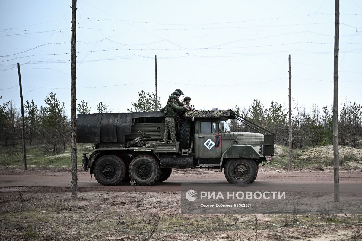 TheGreyPatriot_'s tweet photo. ๐ท๐บ Today's work of 9K55 "Grad-1" unit from 83rd Self-Propelled Artillery Regiment in 25th Combined Arms Army in Krasnolymansk direction.
Part 3 of 3
#Russia #Russian #Russians #Today #SVO #Military #Army #Grad1 #MLRS #Rocket #Missile #Launcher #Tactical #Z #EMR #RIA https://t.co/C3TbqeGDyN