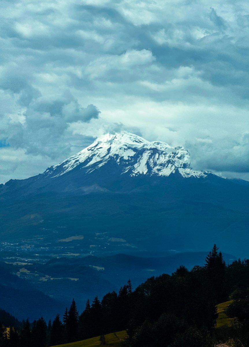 ★ HOY, entre nubes, así lució el Chimborazo. 🗻❤ 🇪🇨: David Torres Costales.