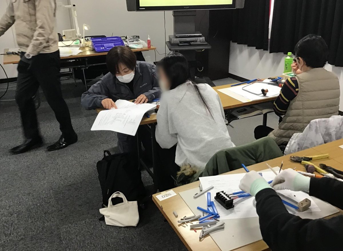 第二種電気工事士（下期）技能試験 受験準備講習会を行いました  堀講師を中心に、技術部の役員、青年部、女性部の皆さんが日替わりで講師を務め、ひとりひとり事細かにアドバイスをさせていただきました。皆さまが合格されることをお祈りしております！ #第二種電気工事士 #東京都電気工事工業組合