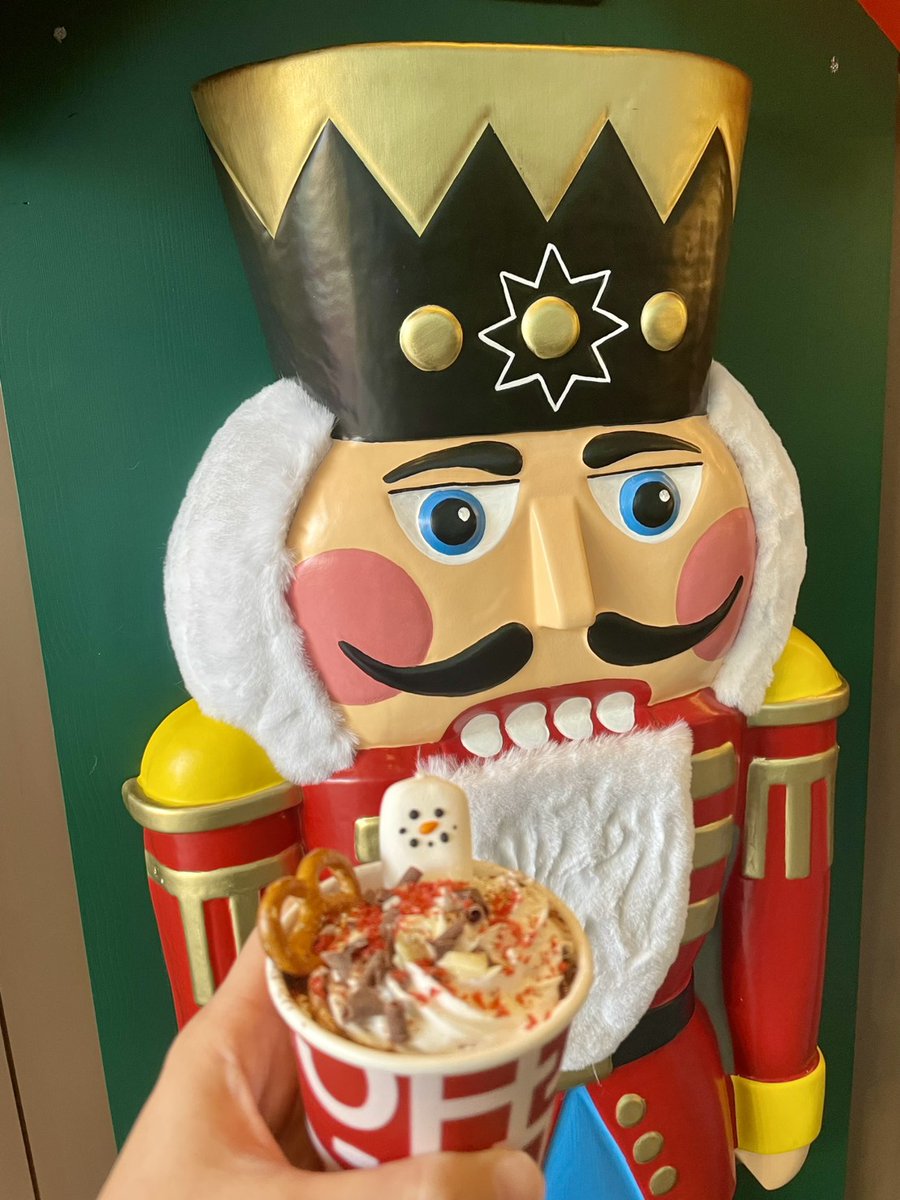 クリスマスマーケットのお楽しみホットチョコレート。六本木ヒルズでは、可愛いマシュマロ付きのホットチョコレートがいただけます。寒さを楽しむドリンクに、ホッとひと息。この季節ならではの楽しみでした。六本木スタッフ
#ホットチョコレート
#クリスマスマーケット