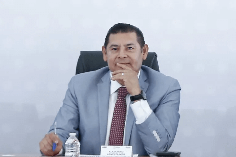 PoderNoticiaPue's tweet image. 👨🏻‍⚖️ @armentapuebla_ descarta búsqueda presidencial en 2030

➡️ Afirmó que no se ha corrompido por el poder y que la gubernatura representa su mayor logro político...

➡️ Entérate aquí: shre.ink/q3TR

@Gob_Puebla 

#PoderNoticiaPue #DondeTuVozSeEscucha