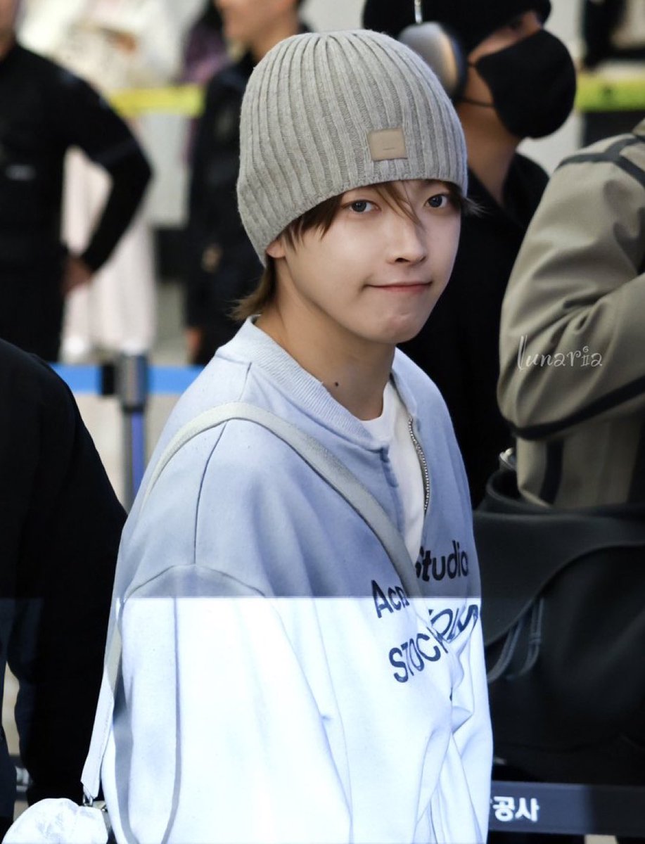 hongteezer's tweet photo. HONGJOONG IS SO MEOW MEOW TODAY IM GONNA CRY https://t.co/KipzvviSpp