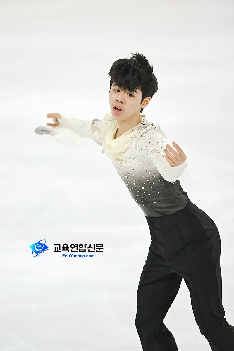 피겨 서민규, '2025 전국남녀 피겨스케이팅 회장배 랭킹대회' 남자 싱글 경기 1위 
#피겨 #서민규 #2025전국남녀피겨스케이팅회장배랭킹대회
eduyonhap.com/news/view.php?…