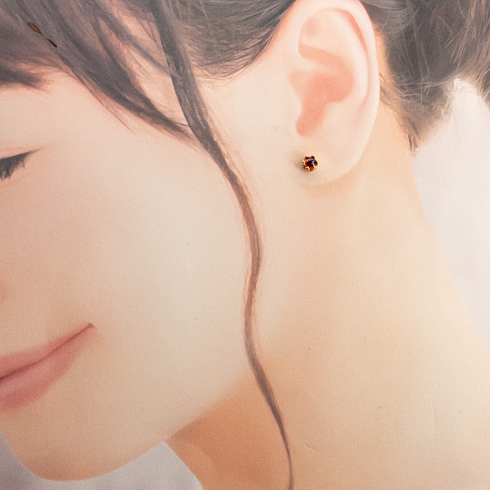 モザンビーク産 ガーネット ピアス 一粒 クラウン ＊petal＊ Silver925 K18GP💫

クラウンモチーフの一粒スタッドピアスです
透明感があり、明るい発色のモザンビーク産 
ぷるんとしたカボションが果実みたいに可愛いピアスです😊
minne.com/items/42021526

#天然石 #ハンドメイド