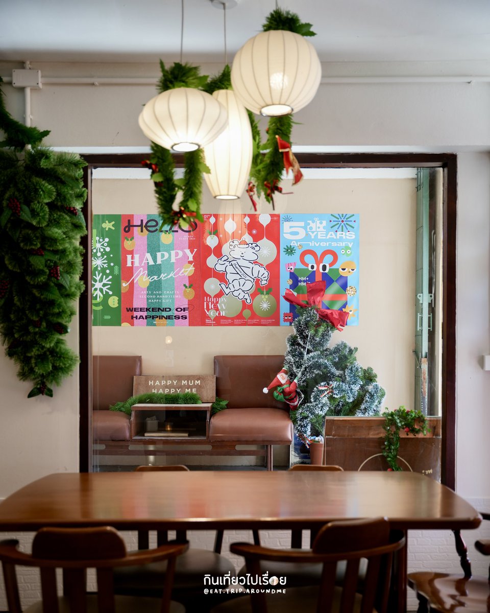 สวัสดีเดือนธันวาคม💫🎄เปิดเดือนสุดท้ายของปีด้วยคาเฟ่ร้านประจำของเรา happy mum happy me ที่ช่วงนี้ทำธีมออกมาได้น่ารักมากกก จัดเต็มจุดถ่ายรูปตั้งแต่หน้าบ้านไปจนด้านใน ทุกมุมคือพร้อมต้อนรับเทศกาลคริสต์มาสแบบสุดๆ ให้ความรู้สึกอบอุ่นเป็นกันเอง <a href="/aroii/">@aroii บอกต่อ</a>