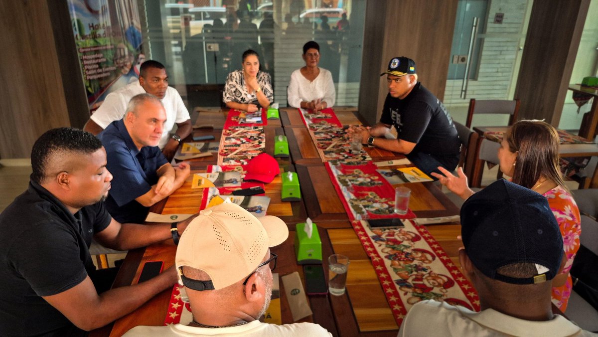 Nos reunimos con Concejales de Turbo 👥 para contarles lo que ocurre con los 73 predios de Chiquita Brands 🍌, en qué va el caso de los reclamantes de tierras en Puerto Pisisí 🌱 y las buenas noticias sobre la entrega de 171 mejoramientos de vivienda 🏡✨.