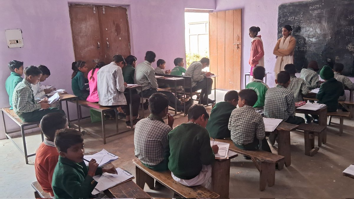 आज हमारे विद्यालय में अर्धवार्षिक परीक्षा संचालित हो रही है।