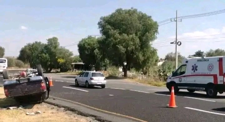 PoderNoticiaPue's tweet image. #EstadoDeMéxico ⚠️
🚨 Reducción de carril por volcadura de una camioneta sobre la autopista México - Tuxpan, a la altura de #Otumba Estado de México con dirección Tuxpan.
@GN_Carreteras

#PoderNoticiaPue #DondeTuVozSeEscucha 🗣️📰💯
