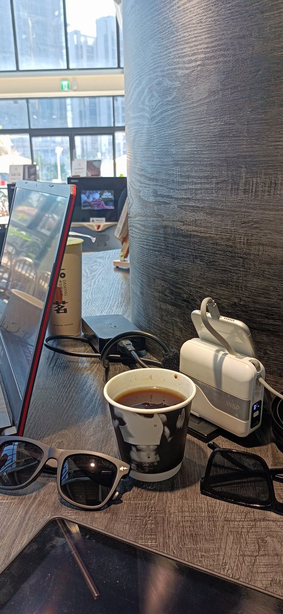 泰式午餐，正宗瓦南牛肉麵。

湯的口味跟一般牛肉麵不一樣！
可以明顯嚐到香料的味道十分清甜，
牛肉丸的風味也不錯，
且牛肉片蠻軟嫩的，沾上我自己調配的南洋風味魚露辣椒醬

200元來看
相較其他家台灣牛肉麵的用料更多

下午陪女公子辦公，喝咖啡、電腦作業

我在旁邊做閒人

#呑武里泰式牛肉麵