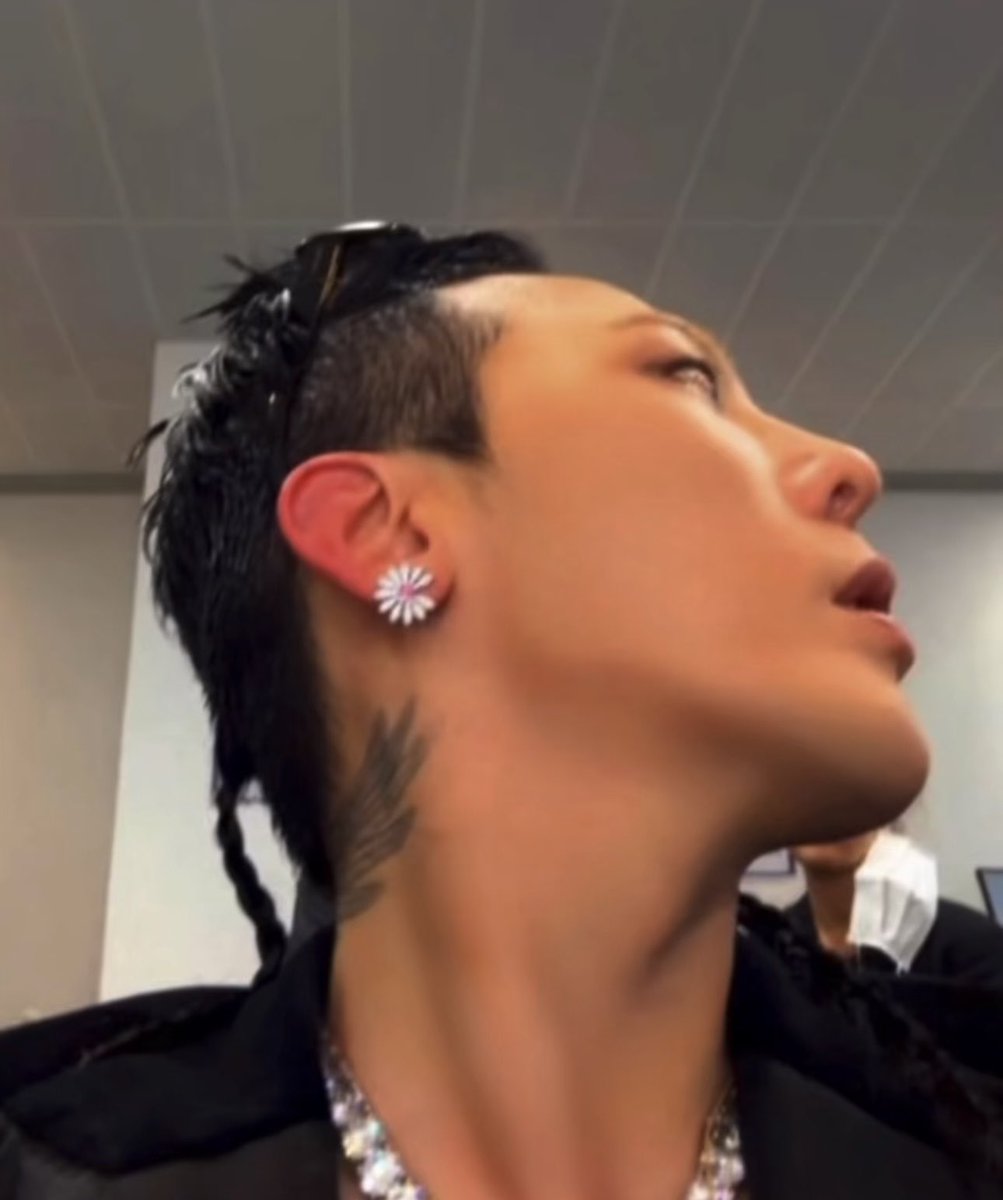 Jiyong様 the way the timeline gave up on a mama photo dump on 8lomi but