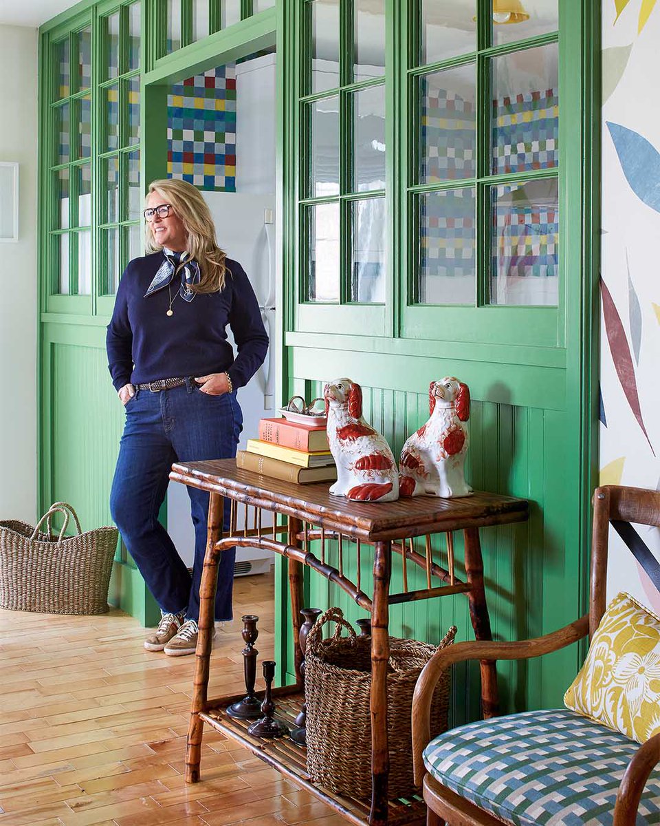 La porte qui sépare cette cuisine de la salle à manger est l’élément architectural phare que la designer Cynthia Ferguson a peint d'un vert éclatant (Richmond Green (553) de <a href="/BenjaminMooreCA/">Benjamin Moore CA</a>).  
bit.ly/4ria0W2 

@donnagriffith @moandmecreative @cynthiaferguson