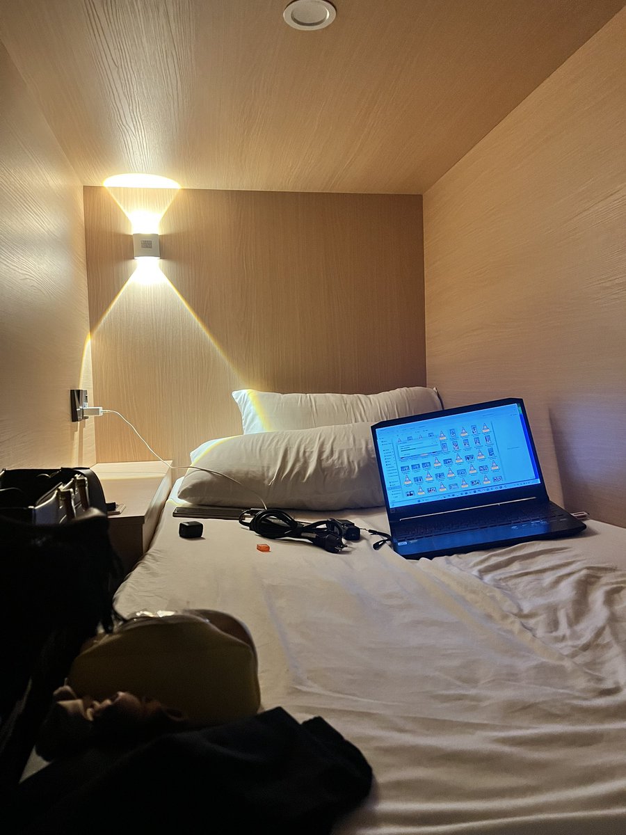 Efyakimora's tweet image. My accommodation in Singapore 🇸🇬 
$108 for 5 nights in an 8-bed female dormitory