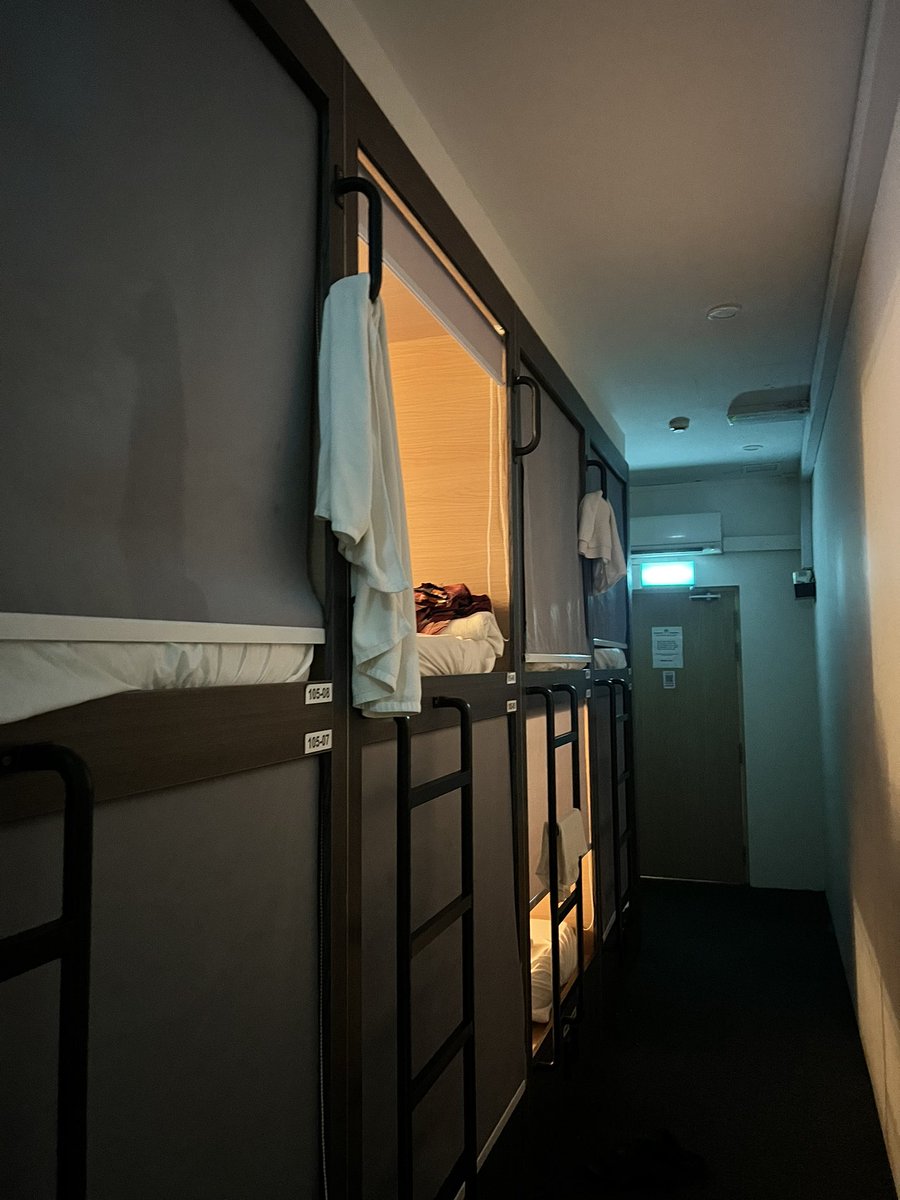 Efyakimora's tweet image. My accommodation in Singapore 🇸🇬 
$108 for 5 nights in an 8-bed female dormitory