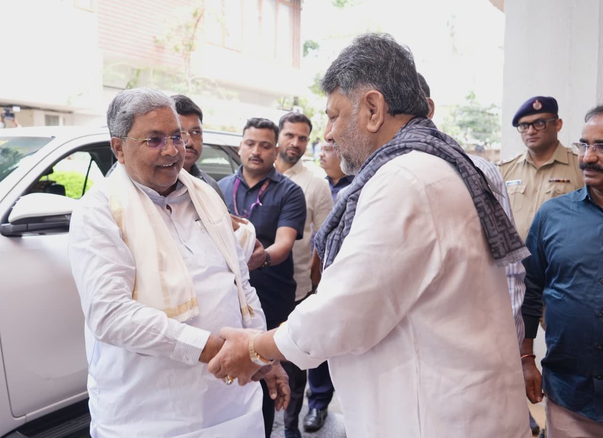 LutyensMediaIN's tweet image. कर्नाटक के मुख्यमंत्री सिद्धारमैया, उपमुख्यमंत्री डीके शिवकुमार के बुलावे पर उनके घर ब्रेकफ़ास्ट मीटिंग के लिए पहुंचे।