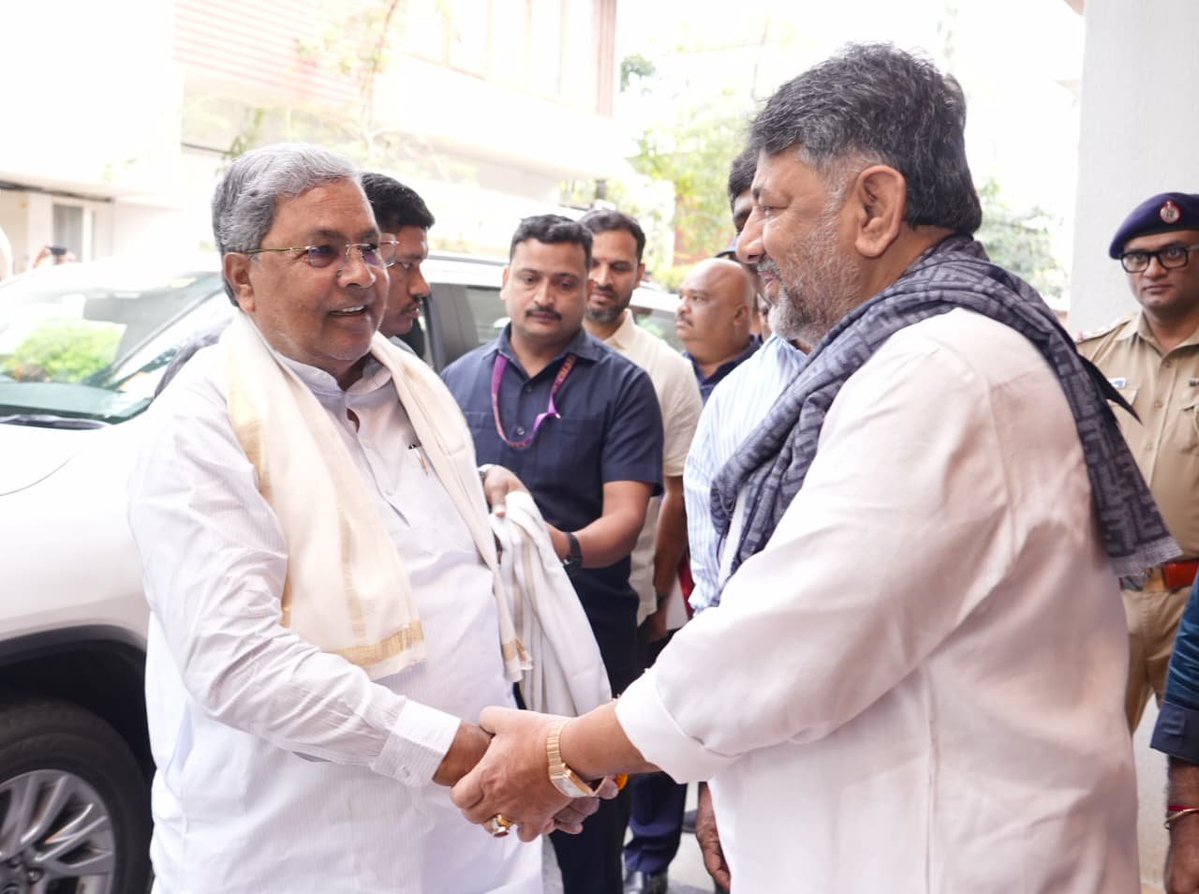 LutyensMediaIN's tweet image. कर्नाटक के मुख्यमंत्री सिद्धारमैया, उपमुख्यमंत्री डीके शिवकुमार के बुलावे पर उनके घर ब्रेकफ़ास्ट मीटिंग के लिए पहुंचे।