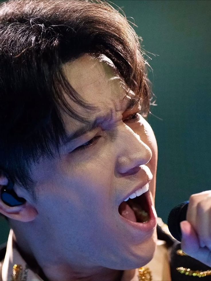 <a href="/DDears00/">DQDears00</a> Его голос невероятный, манера исполнения прекрасна, диапазон- сумашедший. Димаш бесспорно лучший певец в мире.
A VOICE THAT UNITES 
#DimashQudaibergen 
Follow the music