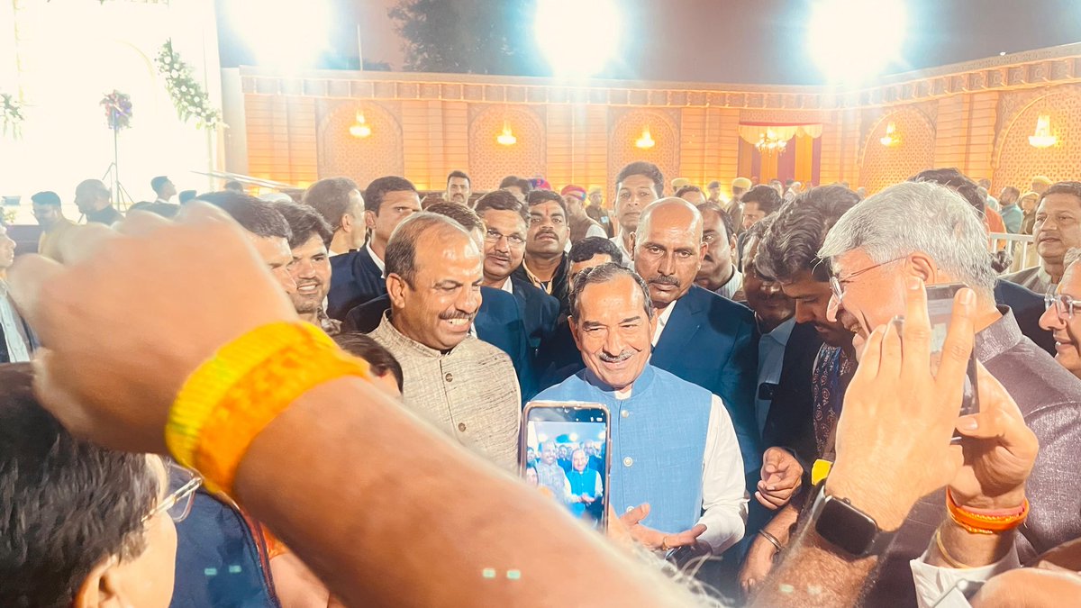 Rakeshpathak23's tweet image. पाली में भारतीय जनता पार्टी, राजस्थान के माननीय प्रदेश अध्यक्ष श्री मदन राठौड़ जी के सुपुत्र के वैवाहिक कार्यक्रम में सम्मिलित होकर सुखद वैवाहिक जीवन हेतु शुभकामनाएं प्रदान की।

#Pali @Madanrathore