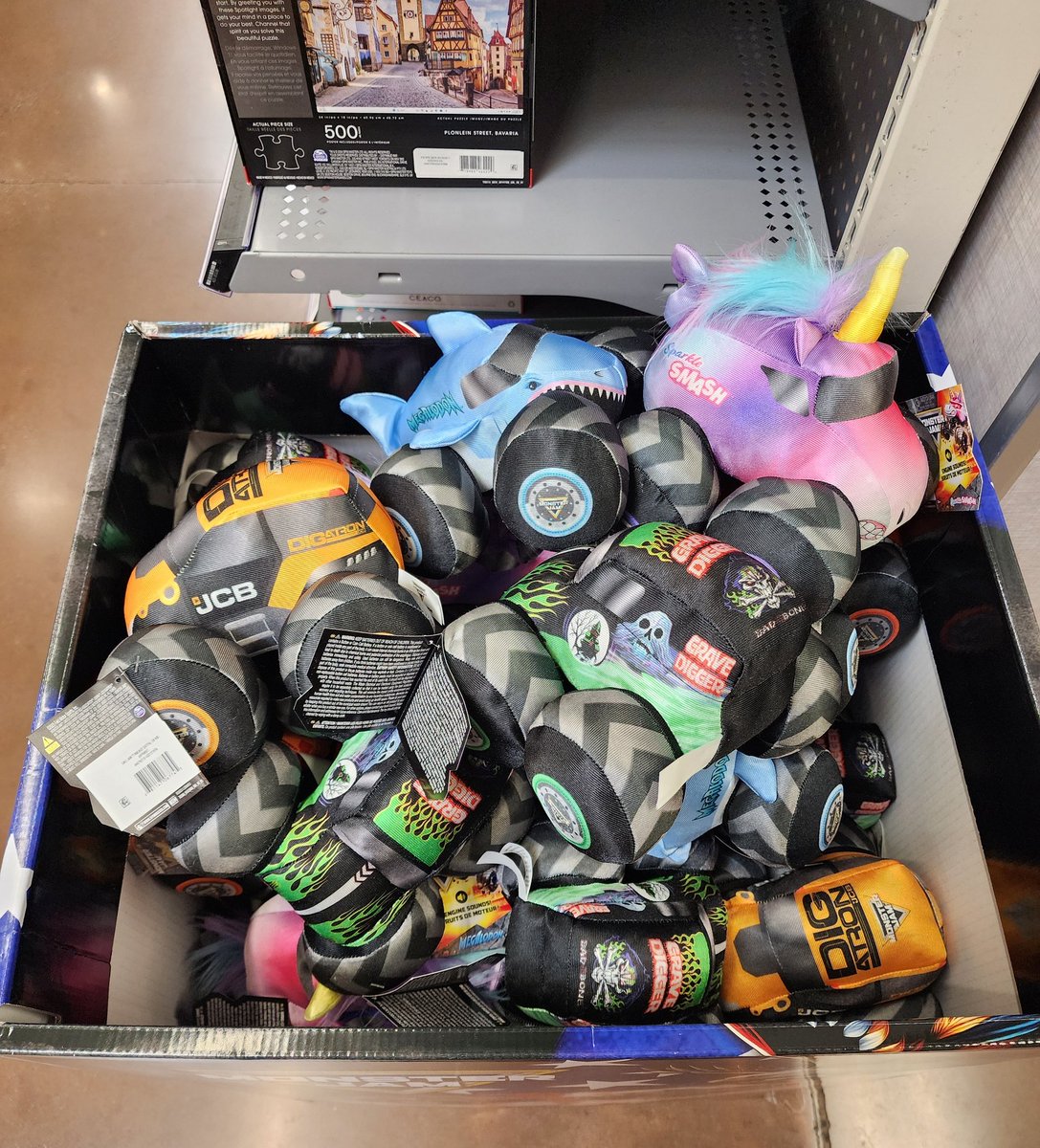 LVFunkoholics's tweet image. Spotted @Walmart @MonsterJam plush. 

#plush #monstertrucks #walmart #toys