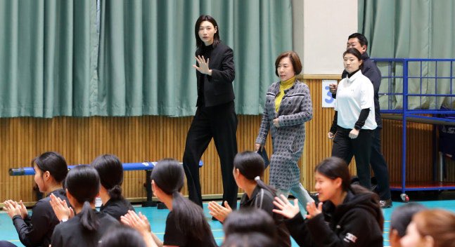 올블랙이어도 혼자 제일 튀는거 전문이심