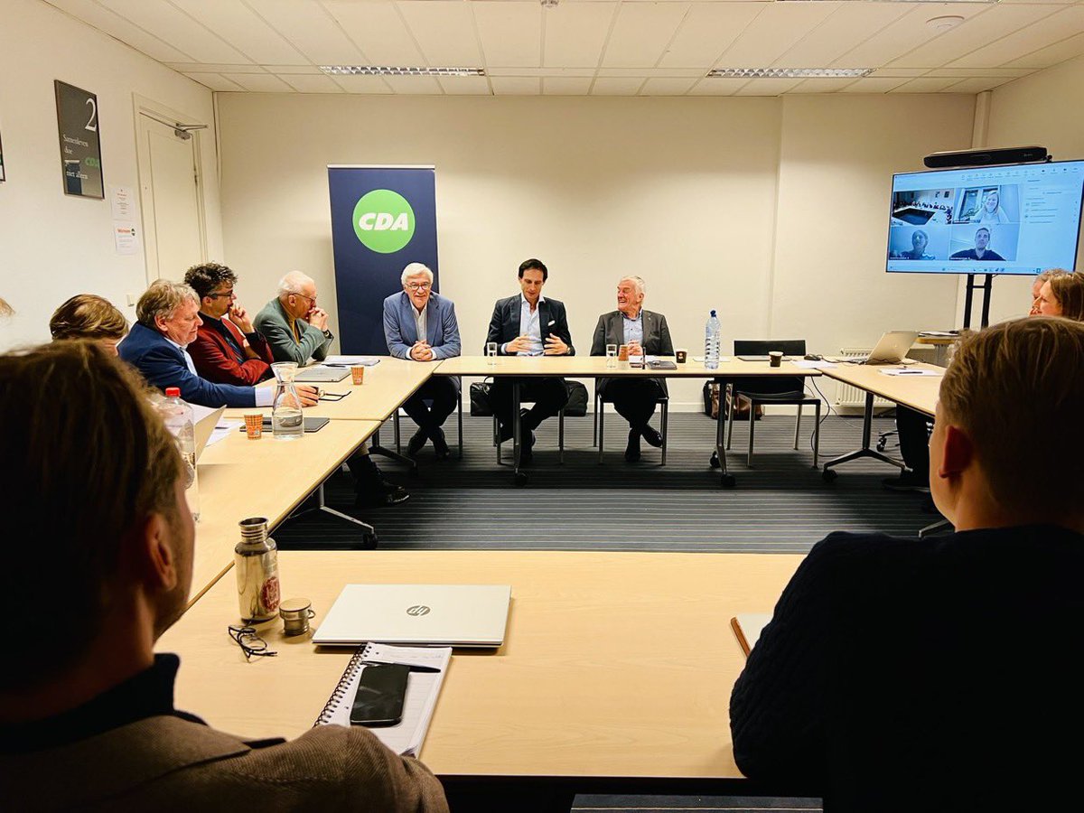 Gisteren was eurocommissaris <a href="/WBHoekstra/">Wopke Hoekstra</a> te gast bij de Commissie  Buitenland van het CDA olv <a href="/WimvandeCamp/">Wim van de Camp</a>. Er werd gesproken over de grote uitdagingen waar Europa voor staat en de rol die Nederland hierin kan spelen.  Ook Europarlementariër <a href="/ingeborgterlaak/">Ingeborg ter Laak</a> was hierbij