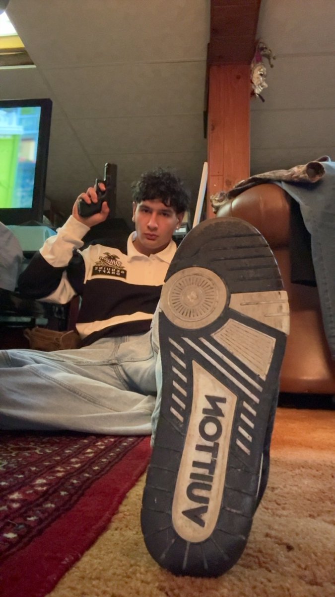 MasterSwavv's tweet image. no matter where i go , or what i do , i am taller… more masculine… bigger feet.. and the better owner. this is your turn to submit to me forever and hand over everything you own before i force it from you. don’t listen???? PENALTIES COMING STAIGHT TO YOU!!🖕🖕

#findom #master