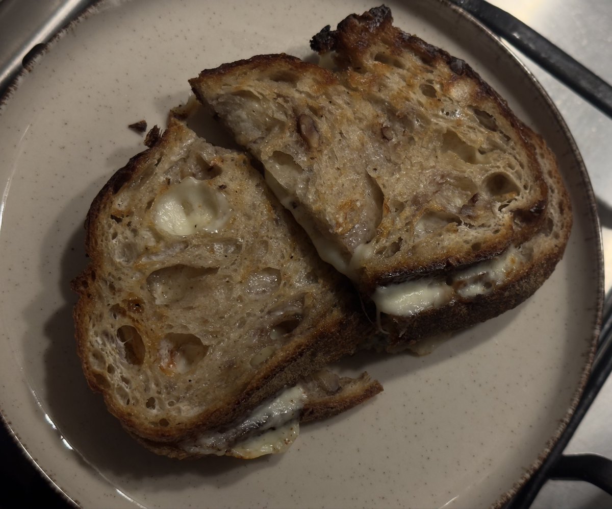 bugün iş çok cevizli ekmağa kaşarlı tost alımlanalım yolumuza bakalım