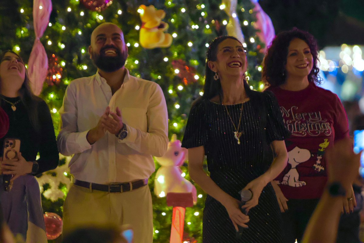 El árbol de la presidencia municipal tomó vida entre luces, nieve y música, creando una atmósfera que abrazó a cada familia tlaquepaquense. ✨

La celebración apenas inicia: las posadas y los próximos encendidos llevarán esta misma magia a distintas colonias de nuestro hermoso