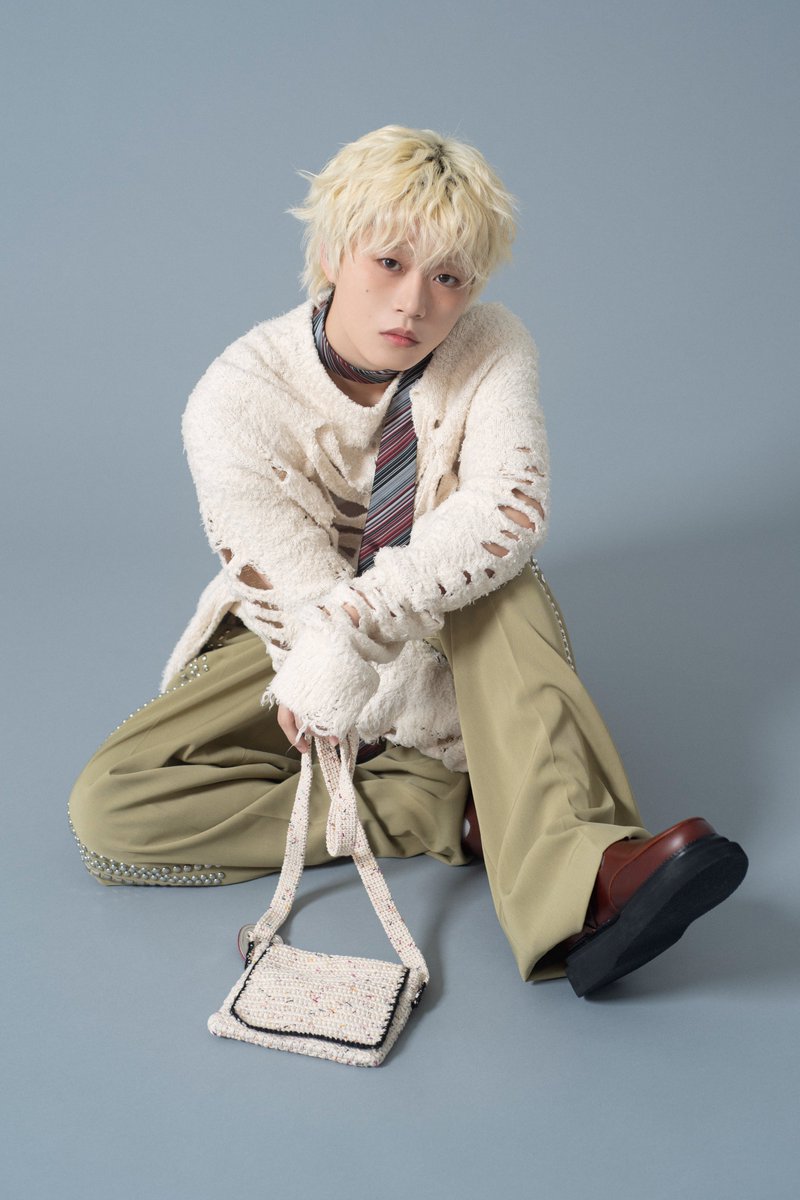fashionjp's tweet photo. 【新着】『装苑』12月号から、#木全翔也 さん（#JO1）のニット作品や私物の編み道具を特別に公開🤍✨

本誌に掲載しきれなかったこぼれ話＆アザーカットをたっぷりとお届け！🔻
https://t.co/8oL3O2I4Dq

@official_jo1 https://t.co/SD7wZTrIlr