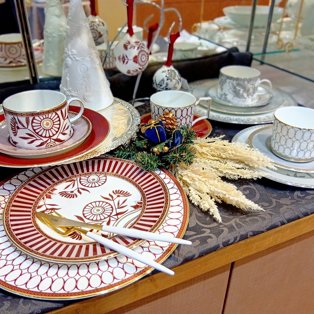 ❄ウェッジウッドの限定生産シリーズ❄
「 レッドスプレンダー 」「 シルバートンキン 」でクリスマスの食卓を華やかに✨️

「 ルネッサンス➿️」シリーズと合わせても素敵です