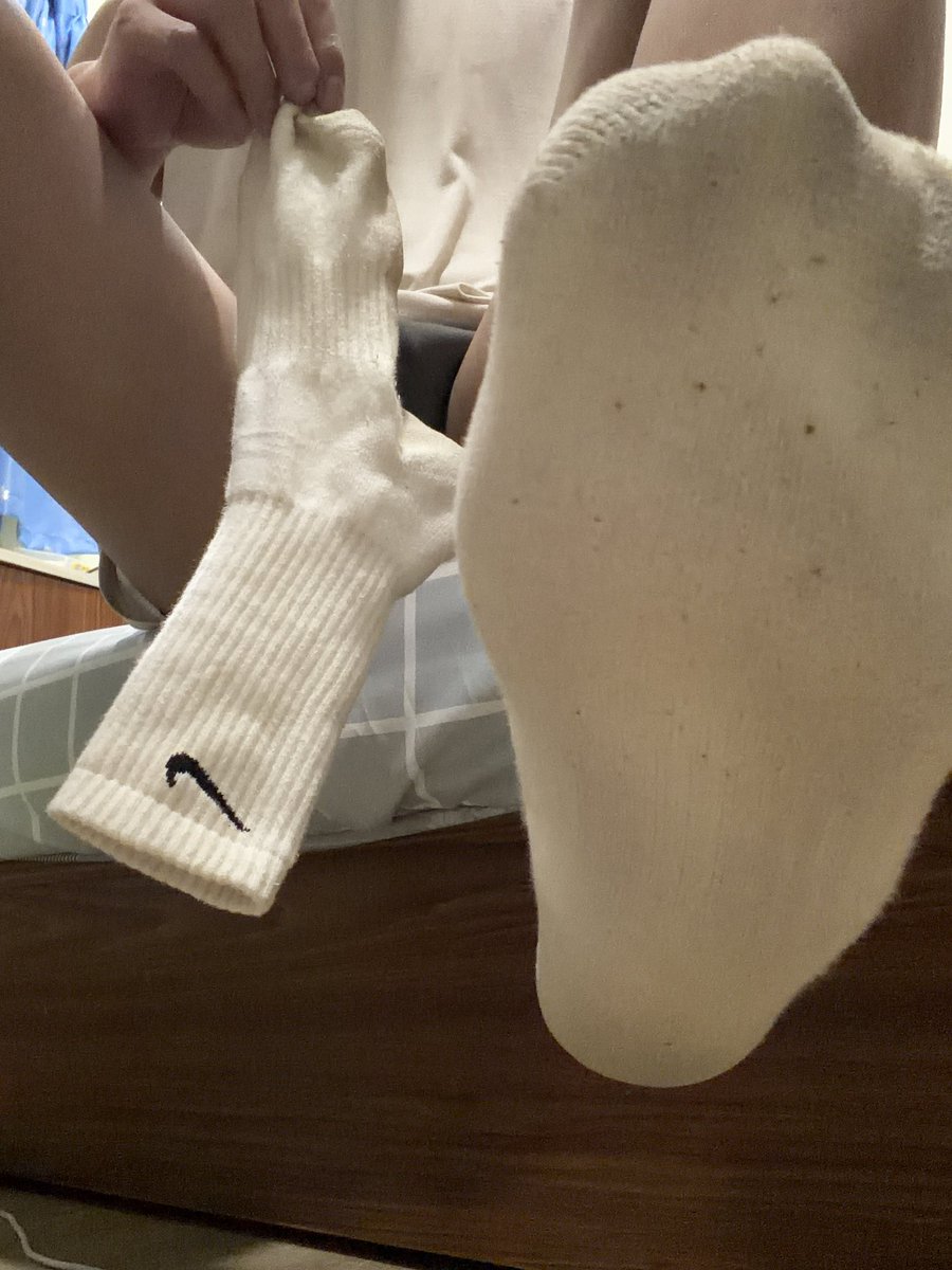 sportystudent's tweet photo. 襪子馬上就被買完了 之後要穿啥
求推薦會令人充滿性慾的球襪 https://t.co/PhCaiP2l3n