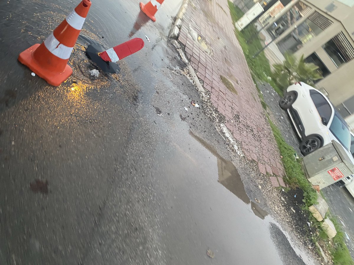Aspendos Bulvarı üzerindeki bu su 2 haftadır akıyor. Kahramanlar Caddesi ile Aspendos Bulvarının kesişin noktası. En az 2 hafta önce ASAŞ aranarak bildirim yapılmış. 

Ülkemizin her noktasının susuzluk çektiği yerde bu su boşa akıyor. 

Lütfen ilgilenilsin.