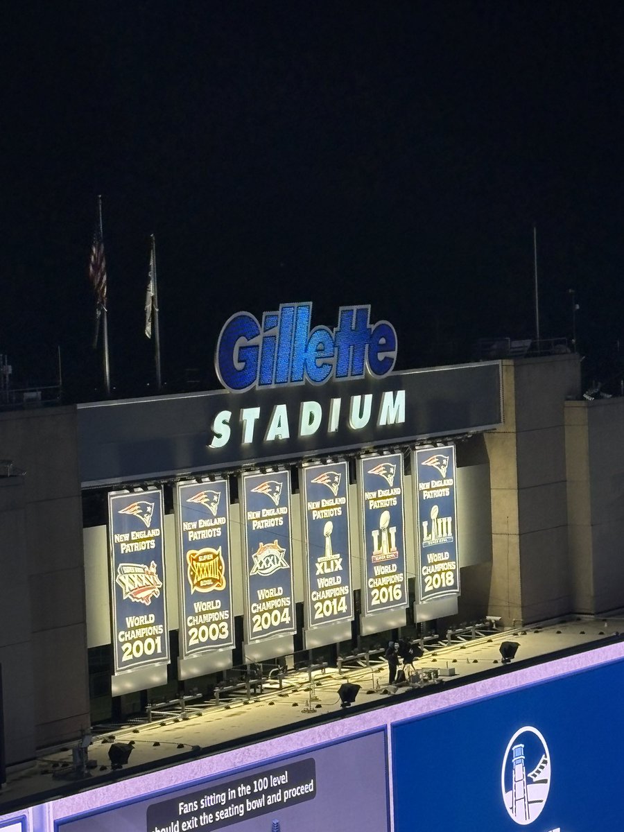 Volize_'s tweet image. Went to my first @Patriots game tonight 🔥