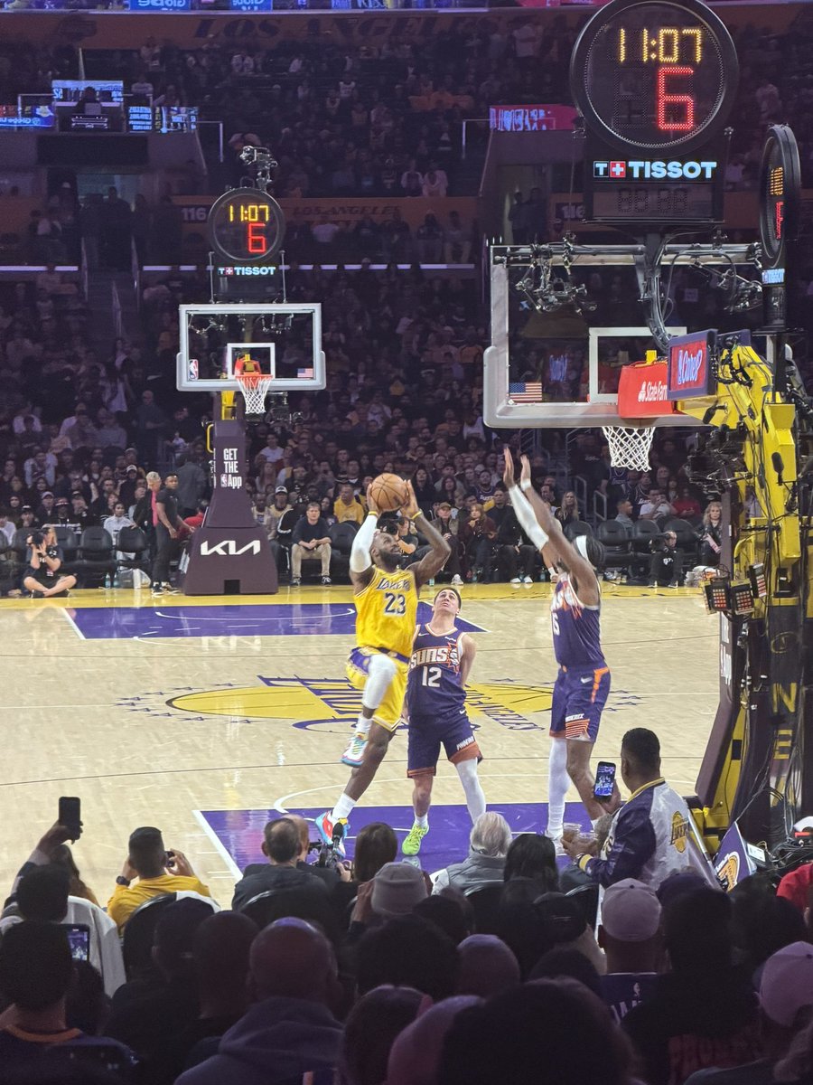 youngjazzeth's tweet image. LeBron hasn’t had a sub 10 point game in 10 years