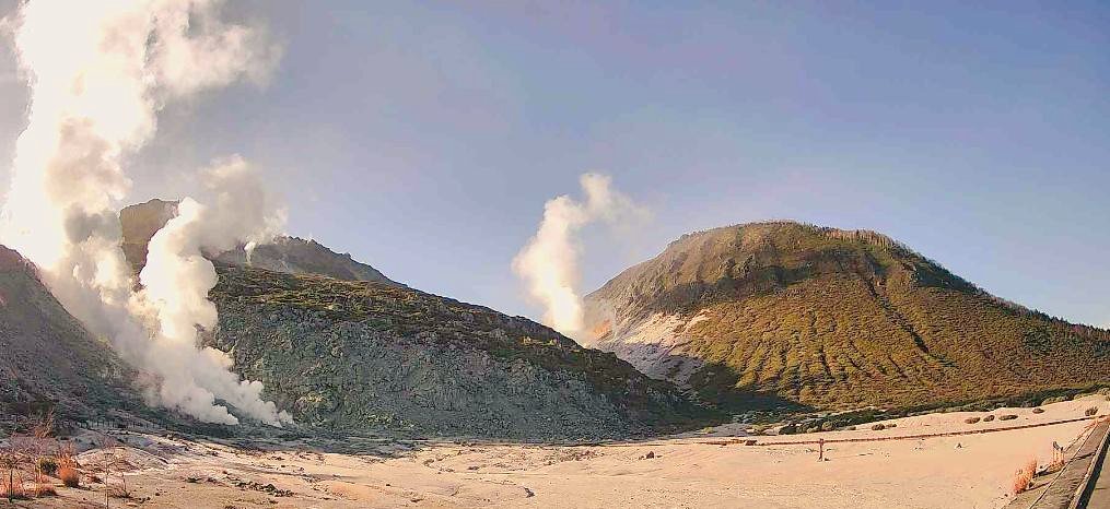 本日もよろしくお願いします!!
こちらは本日の硫黄山です!!お天気も良いので近く通りかかる方は立ち寄ってみてはいかがでしょうか😊良い1日を!!#硫黄山 #道東三湖 #旅行 #北海道 #観光 #摩周湖硫黄山スカイロード