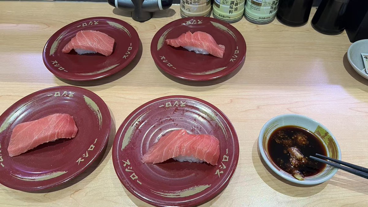 bianmofei's tweet image. TSE:3563（寿司郎）TSE:7550（滨寿司） 滨寿司在中国提速开店。滨寿司和寿司郎，在中国是一个商场的顶流餐厅，做寿司这个品类每月活动可以不停地玩花样，每周都能通过超低价的单品把顾客勾搭过来消费。寿司郎本周的这个蓝鳍金枪鱼大腩超值，日本当地都没这个价格