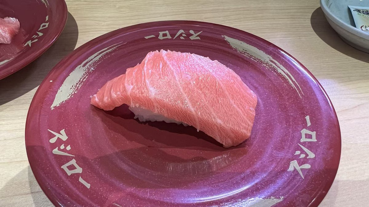 bianmofei's tweet image. TSE:3563（寿司郎）TSE:7550（滨寿司） 滨寿司在中国提速开店。滨寿司和寿司郎，在中国是一个商场的顶流餐厅，做寿司这个品类每月活动可以不停地玩花样，每周都能通过超低价的单品把顾客勾搭过来消费。寿司郎本周的这个蓝鳍金枪鱼大腩超值，日本当地都没这个价格