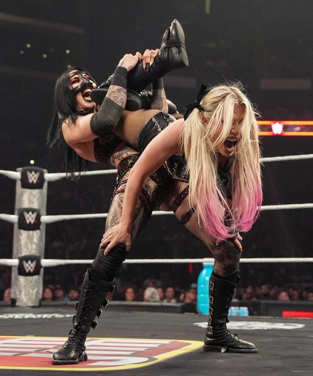 rhea_forever's tweet image. How I miss the prism trap I am so happy she did it I wish she did the choke corner I would love it but thx Rhea is absolutely a beast screaming out woman 👹👹