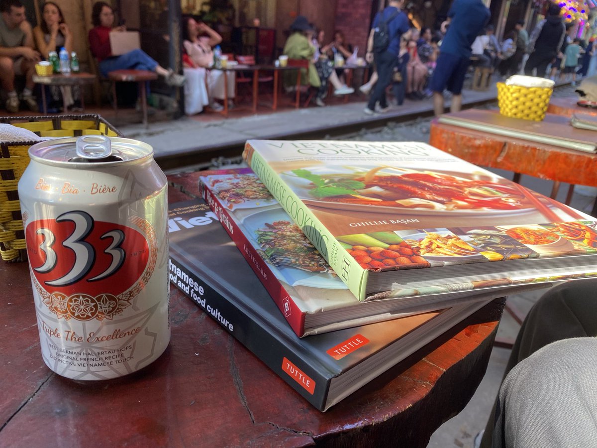 妻が欲しいと言っていたので、ベトナム・ハノイにある本屋さんで料理ブックを購入✨
#inBook  #BOOKWORMHANOI 

ハノイのinBook の店員さんがとても日本通でとても好印象✨
しかも、一生懸命に求めているベトナム料理本を一緒に探してオススメはコレだよって✨
もし本を探すならここイチオシ😉✨