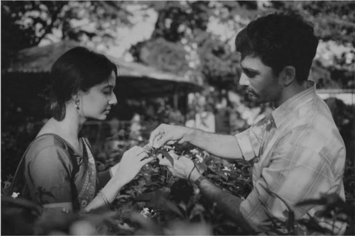 फूल चुनते हुए
हमने एक-दूसरे को पढ़ लिया
पंखुड़ियों के बहाने
दिल की नर्मी तक पहुँचने का
यही तो सबसे आसान रास्ता था।

तुमने फूल थामे,
और मैंने तुम्हारे हाथों की थरथराहट
यूँ लगा जैसे
मोहब्बत कोई आवाज़ नहीं,
बस एक हल्की-सी हरकत होती है।