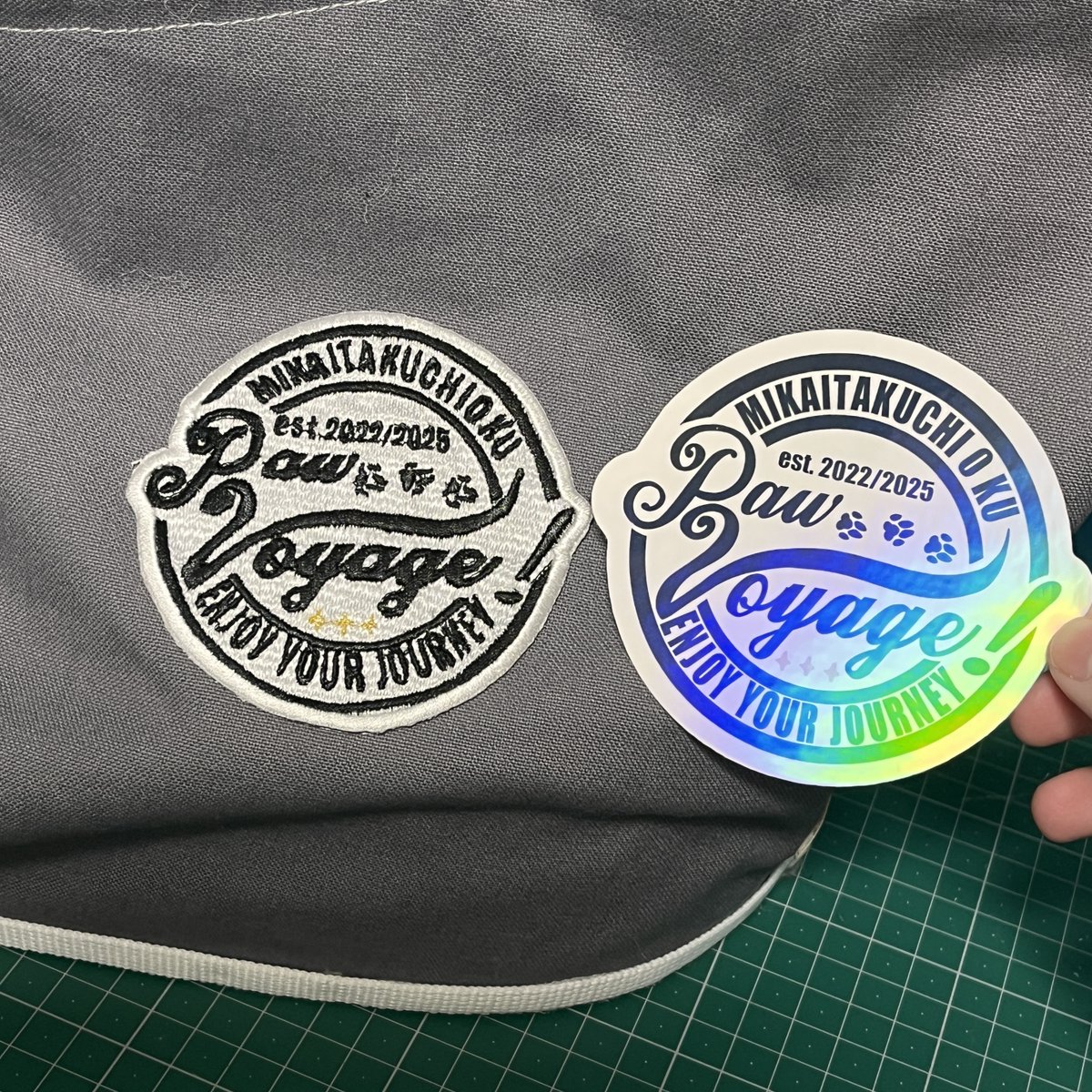 【プレゼント企画】
『Paw・Voyage! 』ロゴステッカー
抽選で10名様にプレゼントキャンペーンを開催！

皆様のご愛顧により、未開拓地0区が制作した
着ぐるみスニーカーは累計100足を超えました！

これを記念して初めてプレゼント企画を行います！