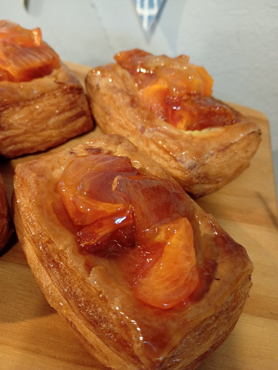 「かき」登場しています！
じぃじの畑の生駒育ちの富有柿をシロップ漬けにして、バニラビーンズ入りの自家製カスタードと一緒にウーフいちおしのクロワッサンで！
アクセントにのせたゆずジャムが効いてます♪
シャキシャキの柿もおいしいですが、シロップ漬けにしてとろりとなった柿もおいしいです！