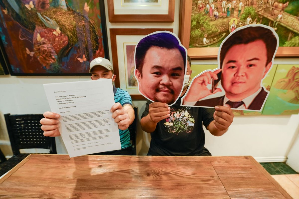 ABSCBNNews's tweet image. A private citizen presents to the media copies of a Call to Action letter addressed to Ombudsman Jesus Crispin Remulla during a press briefing at the UP Art Circle in UP Diliman on Tuesday, December 2. 
 
The letter calls for an investigation into the alleged links of individuals…