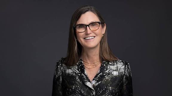 MoneyCode10x's tweet image. 🔥🚀 Do You Agree With Cathie Wood’s $2,600 Tesla Target — or Ron Baron’s $10,000 Optimus Vision?

Two of the most influential Tesla bulls have laid out radically different paths for where $TSLA could go next:

1️⃣ Cathie Wood ($2,600 Price Target)
Her thesis is built on three…