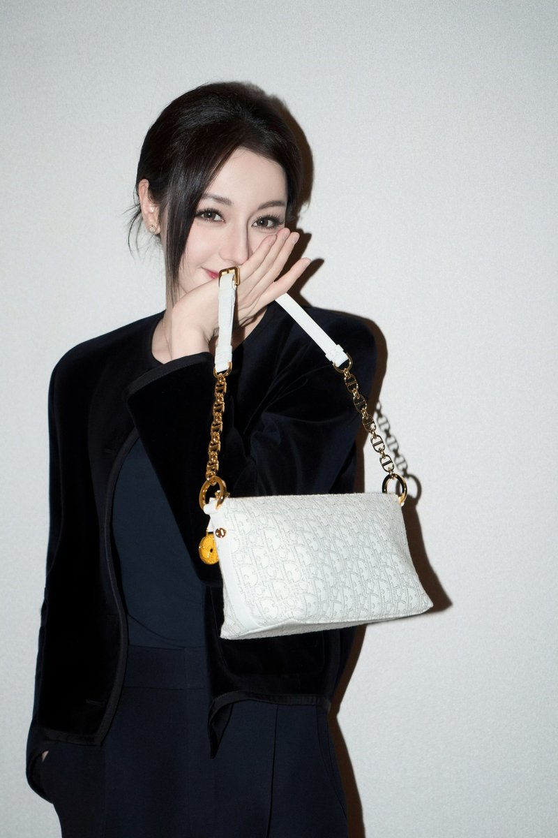 สตูเร่อปาอัพWeiboวันนี้ มาแบบสวยเท่ห์มากกก 

#ตี๋ลี่เร่อปา #dilraba
#迪丽热巴