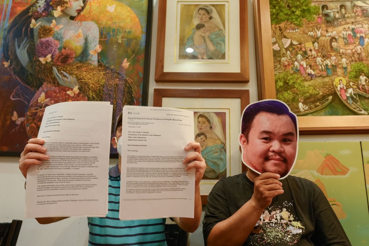 ABSCBNNews's tweet image. A private citizen presents to the media copies of a Call to Action letter addressed to Ombudsman Jesus Crispin Remulla during a press briefing at the UP Art Circle in UP Diliman on Tuesday, December 2. 
 
The letter calls for an investigation into the alleged links of individuals…