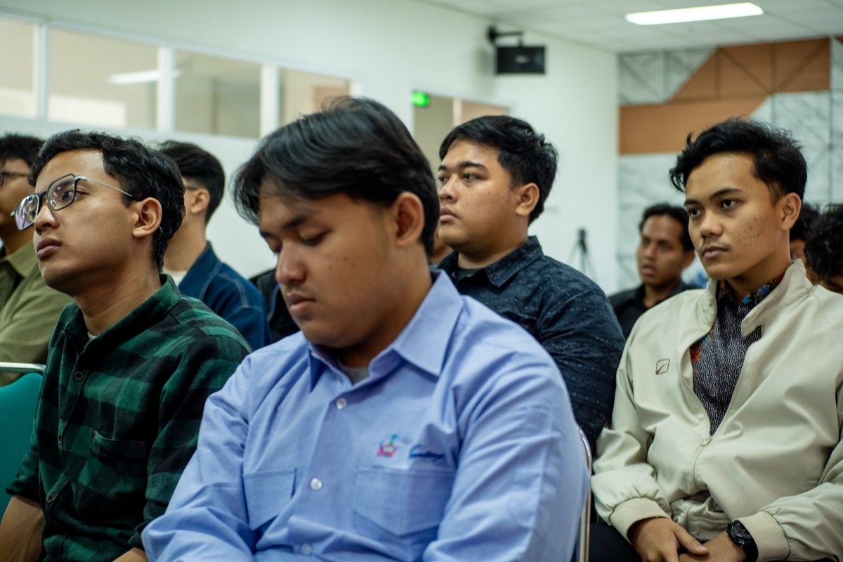 BitgetID's tweet image. Bandung vibes! 🤩

Minggu lalu kita seru-seruan bareng 80 crypto enthusiasts di Universitas Sunan Gunung Djati, dipandu langsung oleh #BitgetBuilder @anrafii_. 

Diskusinya seru, antusiasmenya tinggi, dan semangat buat belajar Web3-nya kerasa banget.
#EventWithBitget

Kota mana…