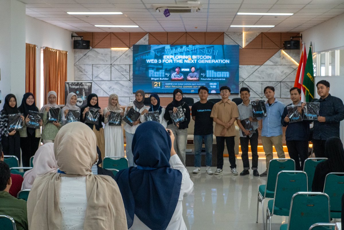 BitgetID's tweet image. Bandung vibes! 🤩

Minggu lalu kita seru-seruan bareng 80 crypto enthusiasts di Universitas Sunan Gunung Djati, dipandu langsung oleh #BitgetBuilder @anrafii_. 

Diskusinya seru, antusiasmenya tinggi, dan semangat buat belajar Web3-nya kerasa banget.
#EventWithBitget

Kota mana…