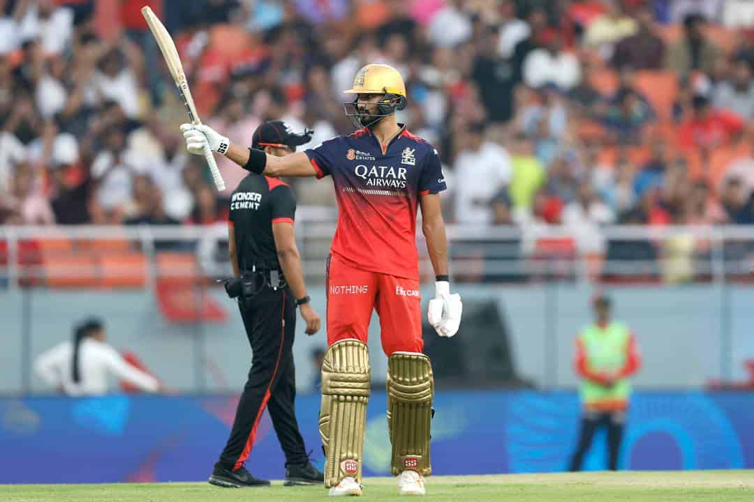 ImTanujSingh's tweet image. 🚨 DEVDUTT PADIKKAL SMASHED A MARVELOUS HUNDRED IN SMAT 🚨

Devdutt Padikkal scored 102* runs from 46 balls including 10 fours and 6 sixes for Karnataka in this Syed Mushtaq Ali Trophy.

- Devdutt, The Star of RCB..!!! 🌟