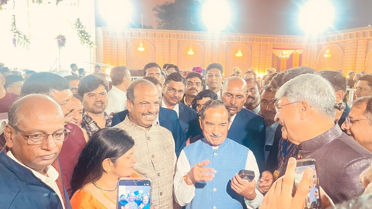 Rakeshpathak23's tweet image. पाली में भारतीय जनता पार्टी, राजस्थान के माननीय प्रदेश अध्यक्ष श्री मदन राठौड़ जी के सुपुत्र के वैवाहिक कार्यक्रम में सम्मिलित होकर सुखद वैवाहिक जीवन हेतु शुभकामनाएं प्रदान की।

#Pali @Madanrathore